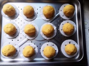 垫油纸摆在蒸盘上
