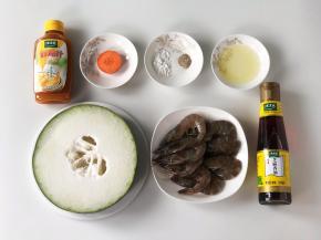 准备好食材和调味料。