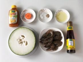 准备好食材和调味料。