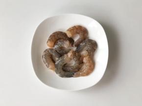 把鲜虾去头去壳，挑出虾线，冲洗一下沥干水分。