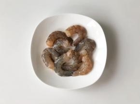 把鲜虾去头去壳，挑出虾线，冲洗一下沥干水分。