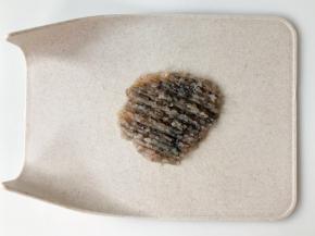 把虾仁用菜刀剁成虾茸。