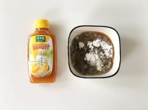 将虾茸放入碗中，加入蛋清、料酒、白胡椒粉、干淀粉。