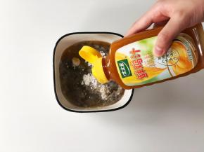 挤入5克太太乐鲜鸡汁，鲜鸡汁可以代替盐和增鲜调味料，所以可以不再加用盐和酱油或别的调味品了。