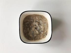 用筷子朝一个方向搅拌虾茸，搅到虾茸上劲，很粘稠的状态就可以了。