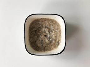 用筷子朝一个方向搅拌虾茸，搅到虾茸上劲，很粘稠的状态就可以了。