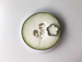 把冬瓜切成1.5厘米左右厚的片，用模具压出花朵的形状。