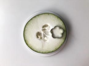 把冬瓜切成1.5厘米左右厚的片，用模具压出花朵的形状。