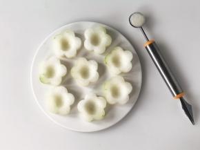 用挖球器在冬瓜块中间挖出一个小洞，注意不要挖透，如果没有挖球器，也可以借助裱花嘴或小铁勺。