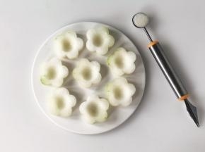 用挖球器在冬瓜块中间挖出一个小洞，注意不要挖透，如果没有挖球器，也可以借助裱花嘴或小铁勺。