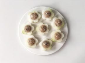 把虾滑酿入冬瓜中，我用的小勺子整形，虾滑比较粘手，也可以用手沾水后把虾滑整圆。