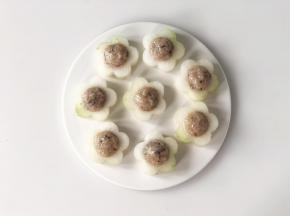 把虾滑酿入冬瓜中，我用的小勺子整形，虾滑比较粘手，也可以用手沾水后把虾滑整圆。