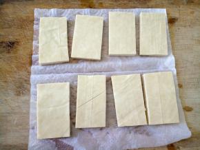 将泡了盐水的豆干用厨房纸吸干水。