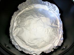 空气炸锅的炸篮铺一层锡纸，表面刷一层油。