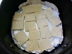 将豆干铺好，表面刷一层油。因为长方块不好摆，我又切两半了。