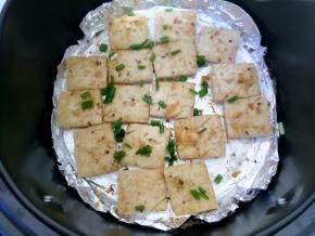 再翻个面，撒上葱花，再烤一两分钟。