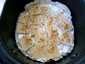 撒上适量调料，各种烤肉烤翅料都可以，随自己喜好。200度5分钟。调料不要撒太多，容易烤糊。也可以先烤5分钟，后面再撒调料再烤一两钟。