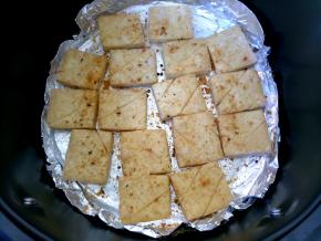 将豆干一一翻面，表面再刷一层油，撒上调料，再烤5分钟。温度和时间供参考，烤到表面微焦。