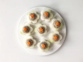 在虾滑中间放上压好的小花胡萝卜片。