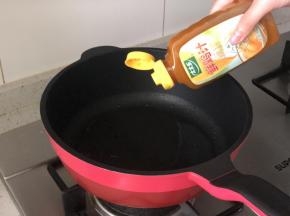 蒸好后，把盘子里蒸出的水倒入锅中，加入小半碗清水和太太乐鲜鸡汁，可以代替高汤。