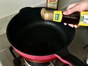 滴几滴太太乐芝麻香油提香。