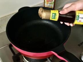 滴几滴太太乐芝麻香油提香。