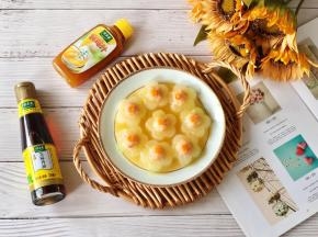 最后把芡汁倒在蒸好的虾滑酿冬瓜上，晶莹剔透，没有酱油色，看起来太有食欲啦！