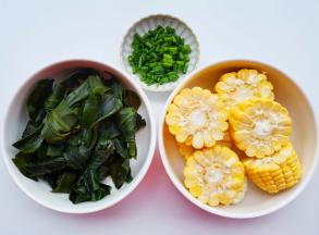 海带结泡水洗净，玉米切段，葱切小段。