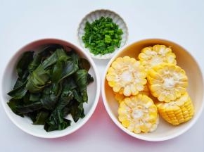 海带结泡水洗净，玉米切段，葱切小段。