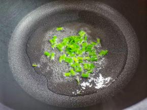 锅中热油，放入葱花炒香，