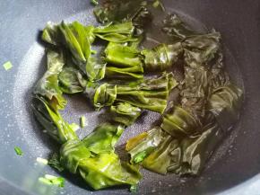 加海带翻炒2分钟，