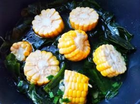 放入玉米煮10分钟。