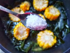 出锅前加1小勺盐，