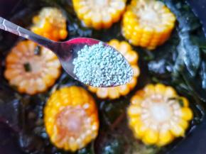 1小勺鸡精煮1分钟。