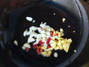 5.锅里放底油，放入姜蒜和干辣椒烹香。