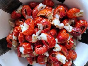 4.小龙虾虾尾清洗干净，控水备用。