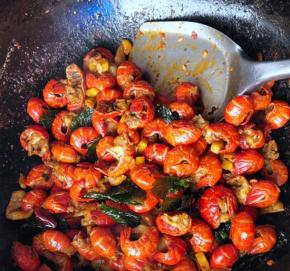 9.待汤汁收干放入炸好的薄荷叶。