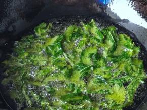 2.四成热的油温炸至波和叶脱水，变得酥脆即可。千万不要炸的太久，不要让薄荷叶变成黄色。