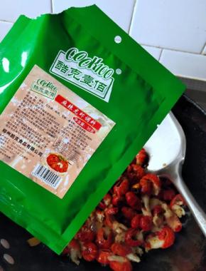 8.倒入cook100麻辣小龙虾调味粉翻炒均匀，盖盖小火闷煮十分钟左右。
