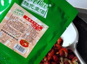 8.倒入cook100麻辣小龙虾调味粉翻炒均匀，盖盖小火闷煮十分钟左右。