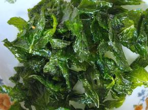 3.炸好的薄荷叶控油备用