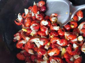 6.倒入小龙虾尾，翻炒一分钟左右。