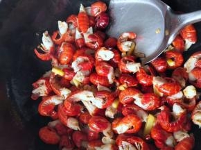 6.倒入小龙虾尾，翻炒一分钟左右。