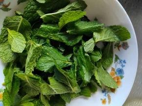 1.为了去除麻辣带来的燥热，可以添加了薄荷叶，清香又可以除燥。薄荷叶洗净控水。