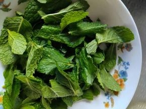1.为了去除麻辣带来的燥热，可以添加了薄荷叶，清香又可以除燥。薄荷叶洗净控水。