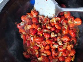 7.倒入黄酒，翻炒大约一分钟。