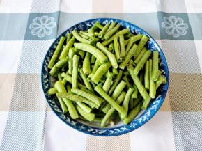 豆角洗干净，切成一寸左右长的段。