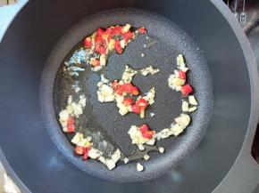 锅内倒入大概30-40ml的油，烧热，下姜、蒜和辣椒煸炒，炒到闻到蒜香味。因为我用的虾酱很多油，所以前面少放一点点油。