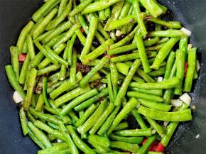 加1小勺盐，1汤匙生抽，小半碗水，翻炒拌匀，盖上焖两三分钟。