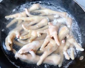 放入开水中焯水至鸡爪变色去除血水和杂质